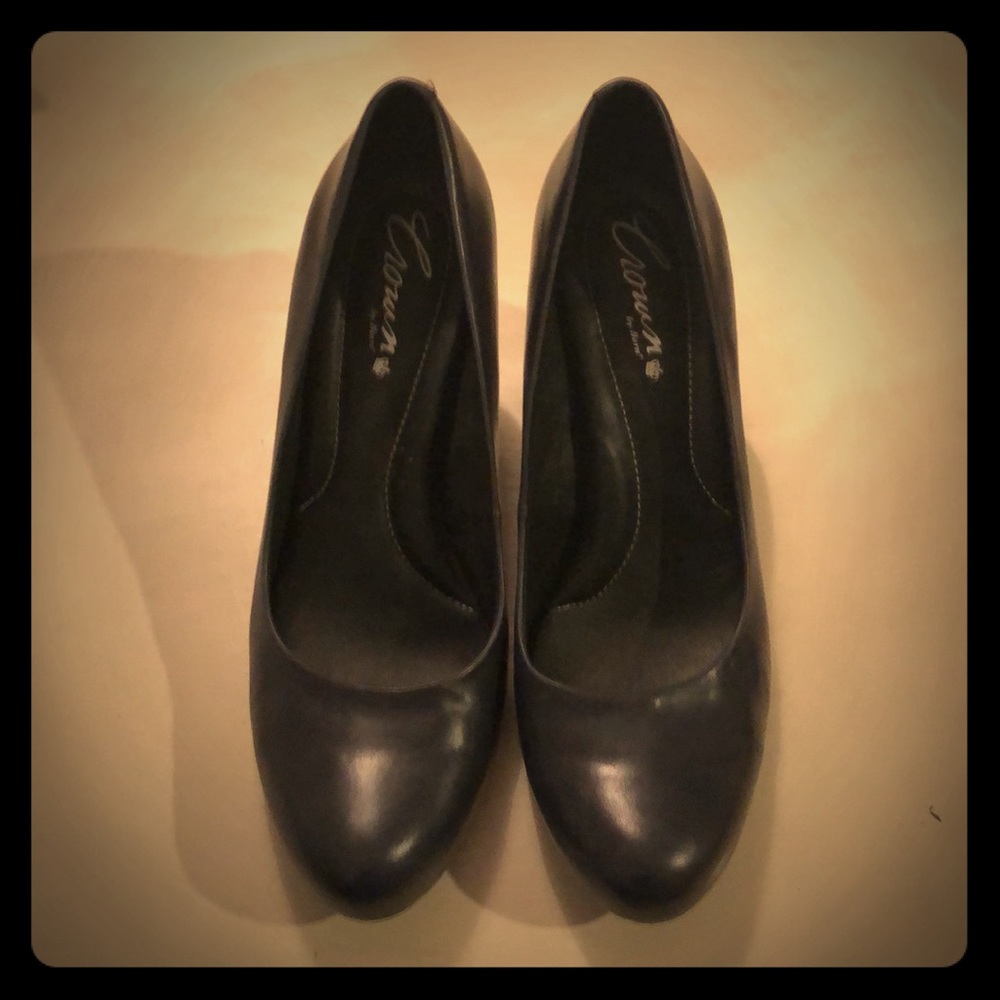 Born Crown Navy Heels Size 9